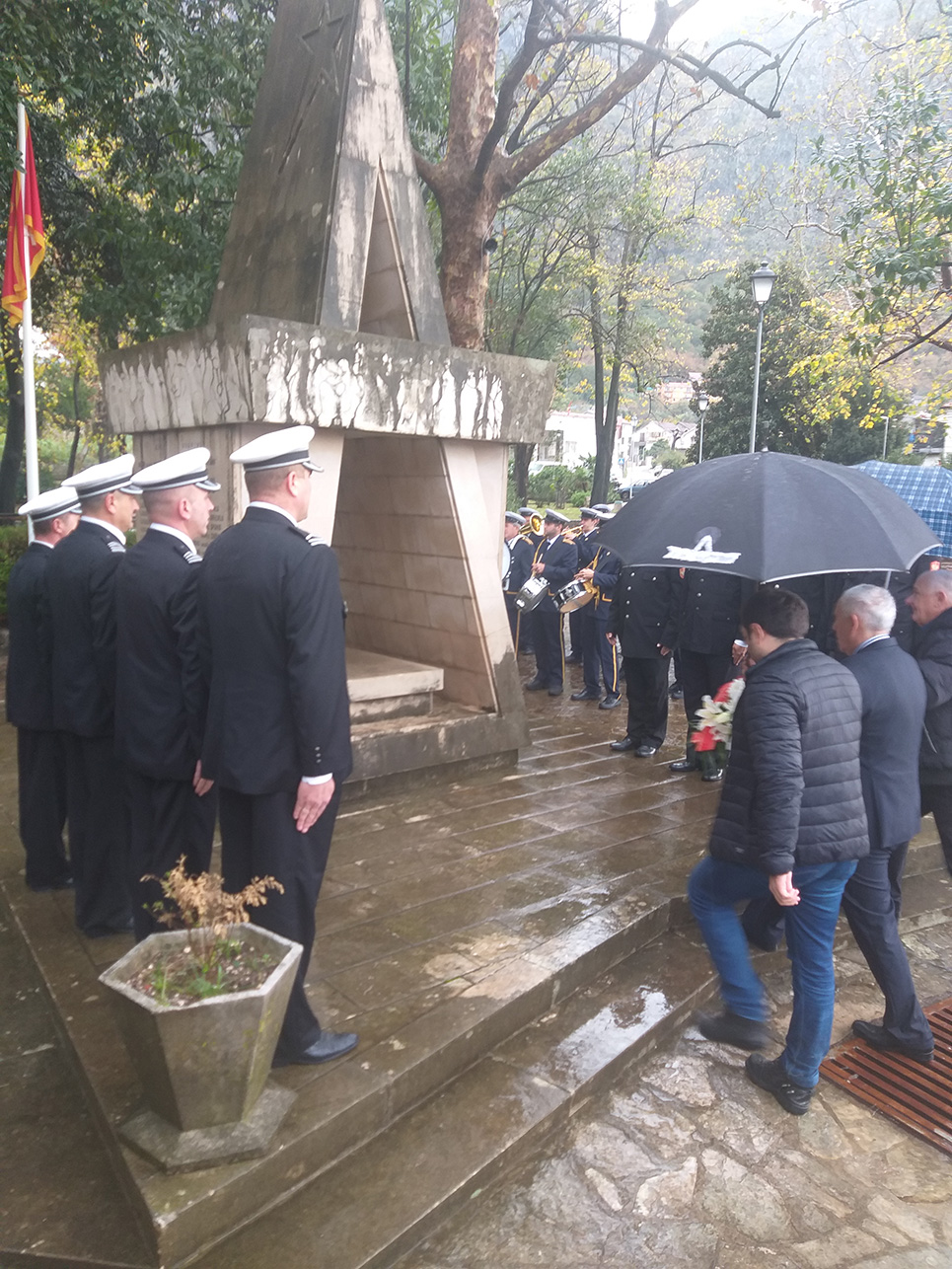 PREDSJEDNIK SKUPŠTINE OPŠTINE KOTOR JOVO SUĐIĆ POLOŽIO VIJENAC NA SPOMENIK PALIM BORCIMA I ŽRTVAMA U RISNU