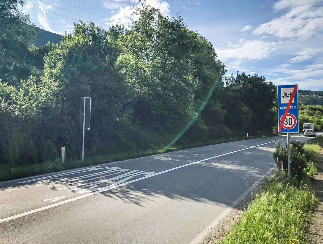 NOVA SIGNALIZACIJA I USPORIVAČI BRZINE U ŠKOLSKIM ZONAMA