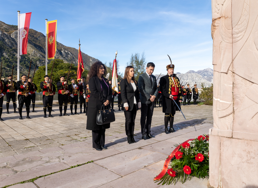 ČELNICI OPŠTINE KOTOR POLOŽILI VIJENCE U KOTORU I RISNU
