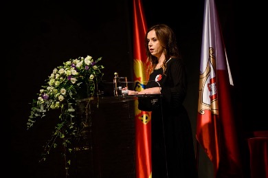 ПРЕДСЈЕДНИЦА СО КОТОР МАЈА МРШУЉА ЧЕСТИТА БОЖИЋ