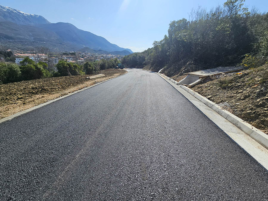 POSTAVLJEN NOVI ASFALTNI SLOJ NA LOKALNOM PUTU RADANOVIĆI - POBRĐE