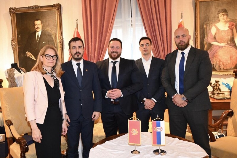 JOKIĆ SA SARADNICIMA NA PROSLAVI...