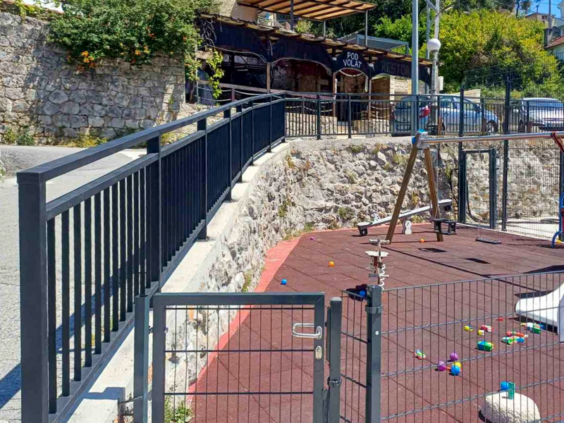 POSTAVLJENE OGRADE I RUKOHVATI NA...