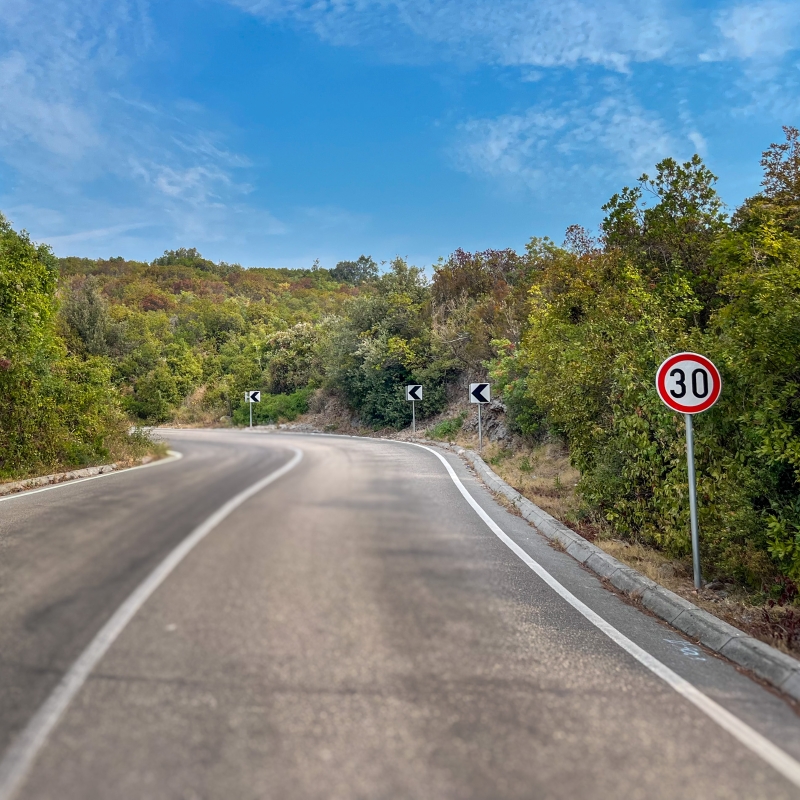 UNAPRIJEĐENA SAOBRAĆAJNA SIGNALIZACIJA NA PODRUČJU DONJEG GRBLJA 
